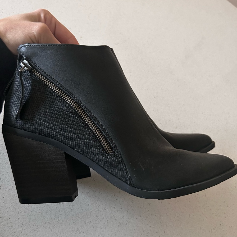 New Women’s size 9 Universal Threads black bootie